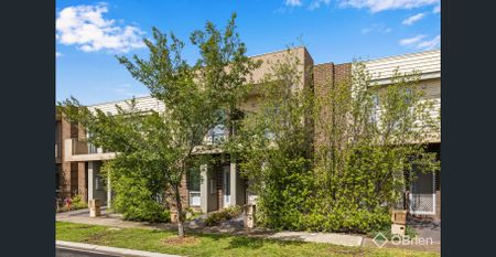 CENTRALLY LOCATED MODERN RESIDENCE - Photo 5