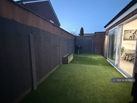 3 bedroom semi-detached house to rent - Photo 4