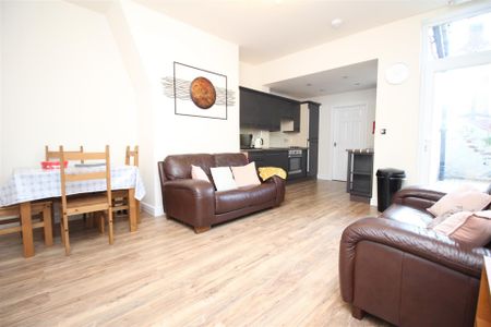 3 bedroom Student Flat to rent in Glenthorn Road, Jesmond, Newcastle Upon Tyne - Photo 3