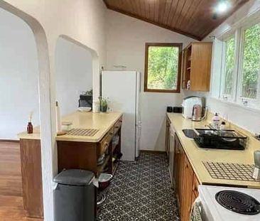 Large 4 Bedroom home + 1 Bedroom self contained - Photo 3