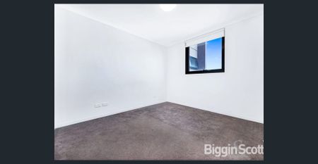 Living in the heart of Springvale Central - Photo 3