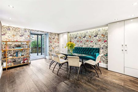 A fabulous six-bedroom family home in an exclusive gated enclave moments from the Thames - Photo 4