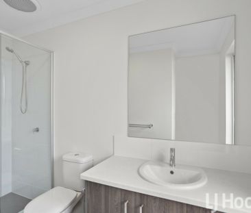 Contemporary 3-Bedroom Duplex with Private Yard & Double Garage - Photo 3