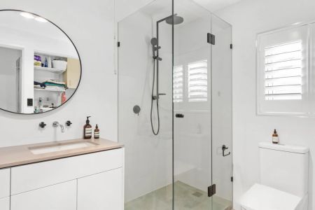 Large, modern apartment in a quiet, boutique block - Photo 5