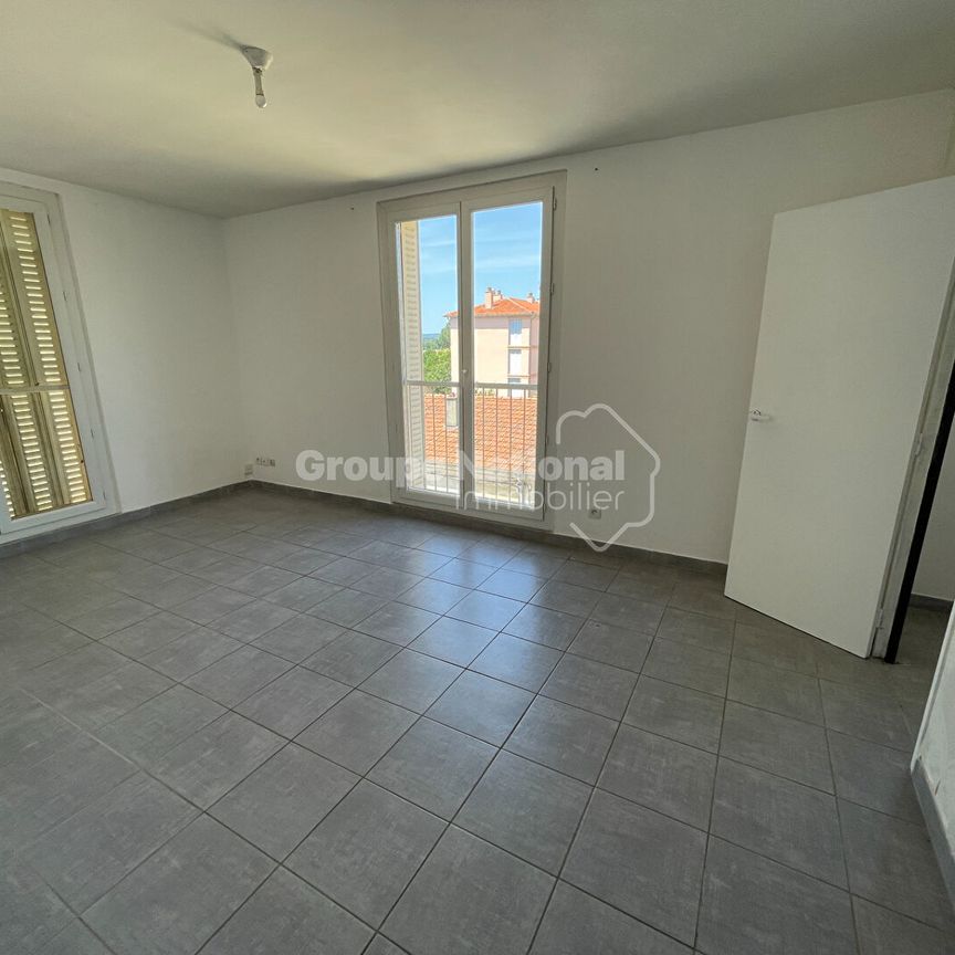 Appartement 2ème étage situé à Valréas, - Photo 1