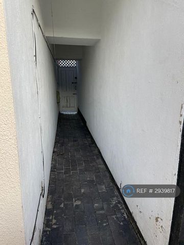 4 bedroom terraced house to rent - Photo 5