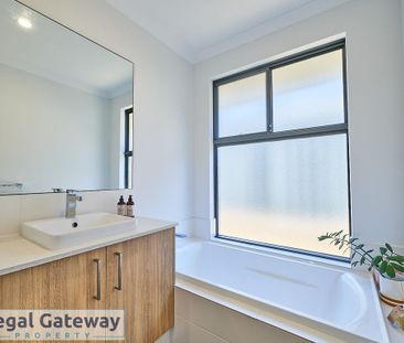 25 Jarrahdene Street, PIARA WATERS WA 6112 - Photo 4