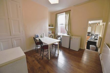 4 bedroom House in Carberry Place, Leeds - Photo 5
