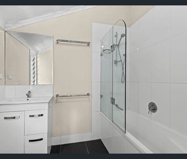 Beautifully renovated north-facing character family home. - Photo 3