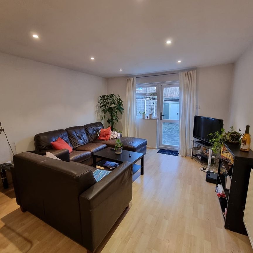 2 Bed Terraced House, Canterbury Place, SE17 - Photo 1