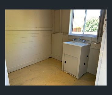 Space & Convenience In Excellent Location - Photo 4