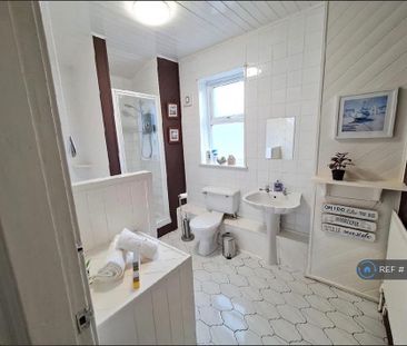 3 bedroom flat to rent - Photo 2