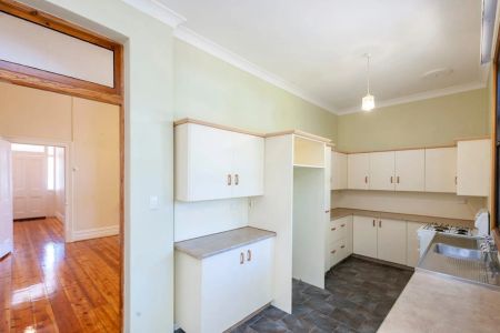 Character Cottage Living in a Prime Stepney Location - Photo 4