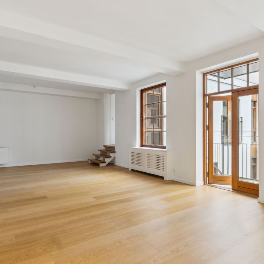 Moderniseret lejebolig med 2 badeværelser, altan og elevator - nabo til Amalienborg - Photo 1