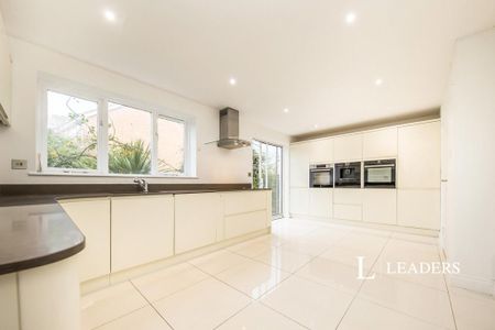 4 bedroom detached house to rent - Photo 5