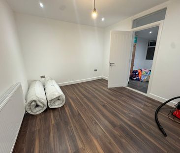 3 Bed Terraced House, Movers Lane, IG11 - Photo 4