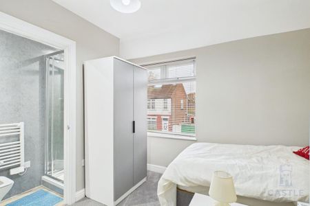 4 bedroom semi-detached house to rent - Photo 5