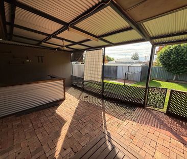 Ideally located 3 bedroom home - Photo 4