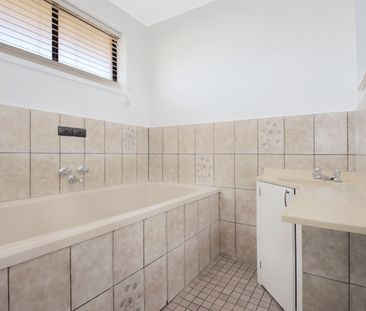 Spacious Family Home in Quiet Court Location - Photo 4