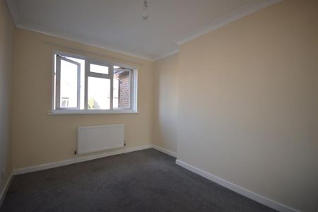 4 bedroom semi-detached house to rent - Photo 3