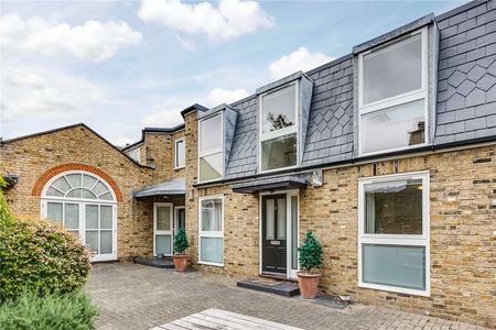 A modern one bedroom home located in a gated mews. - Photo 2