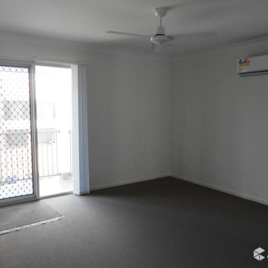 Stylish Townhouse in Coomera – Contemporary Living in a Prime Location - Photo 1