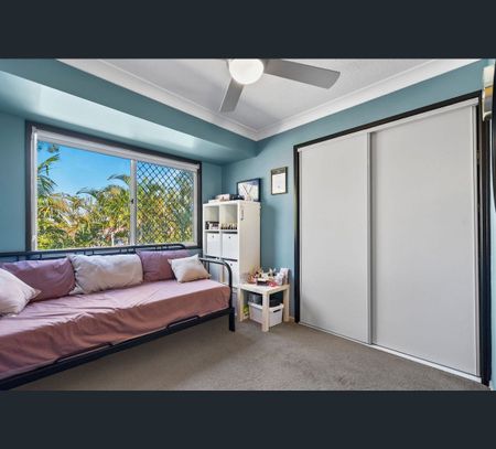 3/30 St Kevins Avenue, Benowa, Qld 4217 - Photo 2