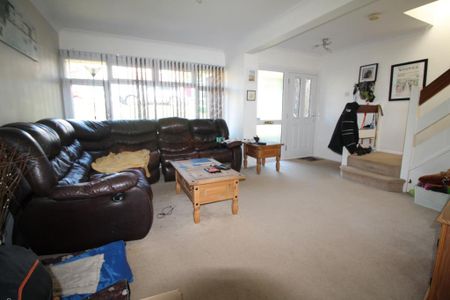 3 bedroom semi-detached house to rent - Photo 3