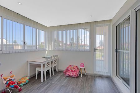 Stunning 3-Bedroom Fully Furnished Penthouse for Short-Term Rental in the Entrance - Photo 4