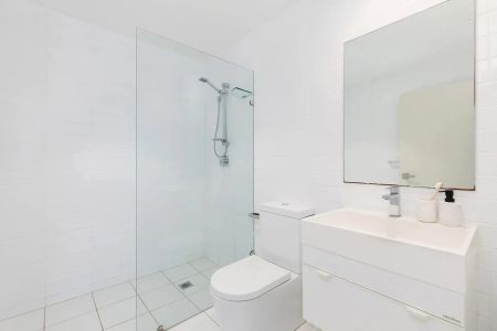 Beautiful Top Floor Two-Bedroom Apartment in Quiet Location - Photo 4