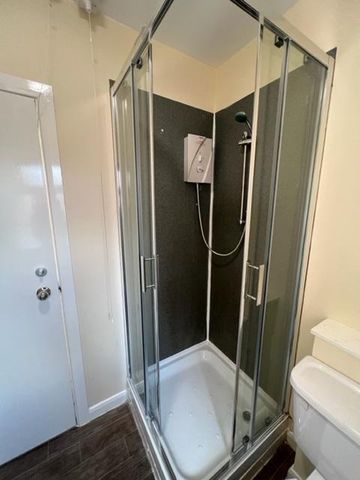 1 bedroom in a flat share to rent - Photo 3