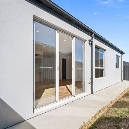 GREAT FAMILY HOME WITH DUCTED HEATING AND COOLING - Photo 1