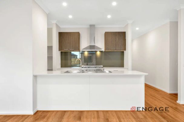“Hop, Skip & Jump to Tarneit Central Shopping Centre and Tarneit Station!” - Photo 1