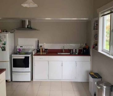 Cozy Two Bedroom Unit On Bluff Hill - Photo 3