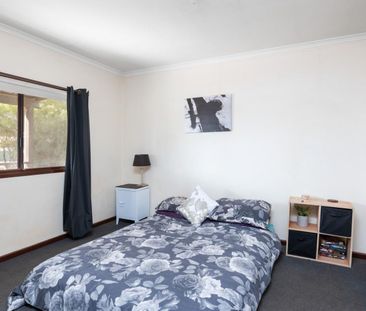 Neat & Tidy 2-Bedroom Home on a Spacious Block! - Photo 3