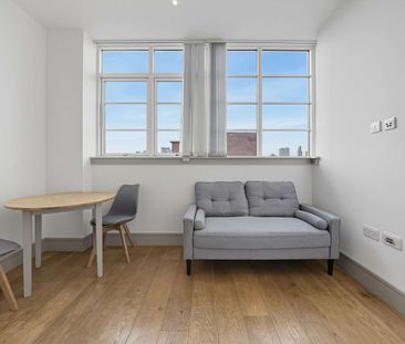 A Spacious, bright, open plan Studio flat with separate bedroom area situated in the centre of Whitechapel a short walk from transport links. - Photo 1