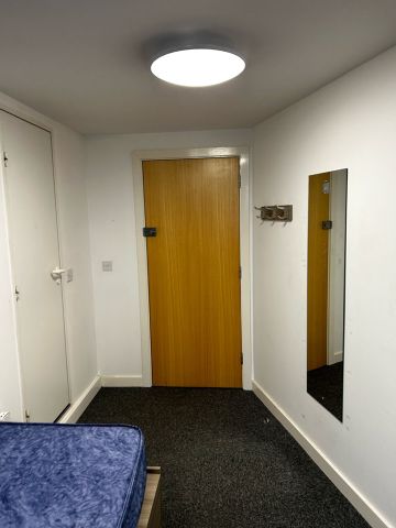 Room in a Shared Flat, Grafton Street, M13 - Photo 5