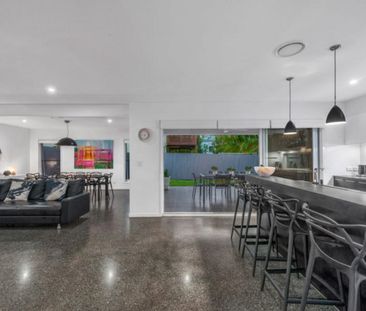 Beautiful Home in the heart of Hendra - Photo 3