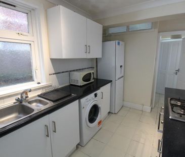 4 bedroom end of terrace house to rent - Photo 4