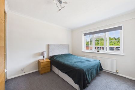 2 bedroom Flat in West Road, Maidenhead - Photo 2