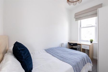 4 bedroom mews to rent - Photo 3