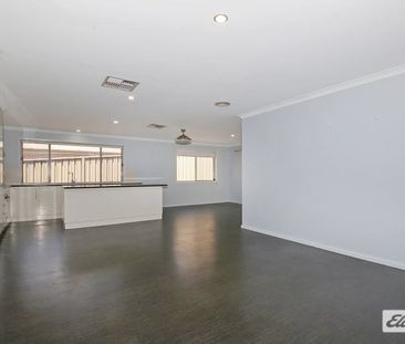 Large 5 Bedroom Home - Photo 5