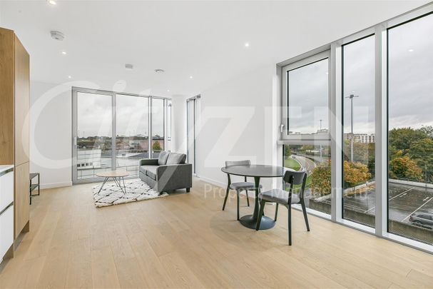 37 Clarendon Road, Watford - Photo 1