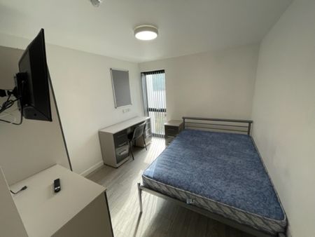 11 Bed Student Accommodation - Photo 3