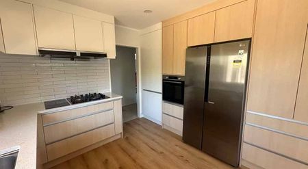 Large Sunny family home - Photo 4