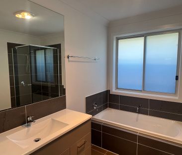 MODERN 4 BEDROOM HOME IN POTTERS LANE - Photo 2