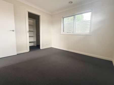 IMPRESSIVE TOWNHOUSE IN MOUNT WAVERLEY SCHOOL ZONE (STSA) - Photo 4