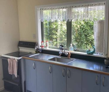 Three bedroom home - West Side! - Photo 4