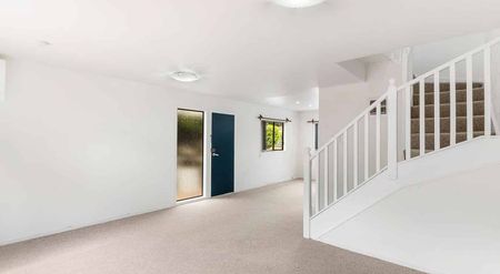 Beautiful 3 Bedroom Townhouse in Greenlane - Photo 5