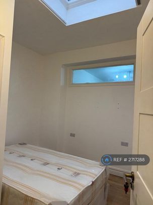 1 bedroom in a flat share to rent - Photo 1